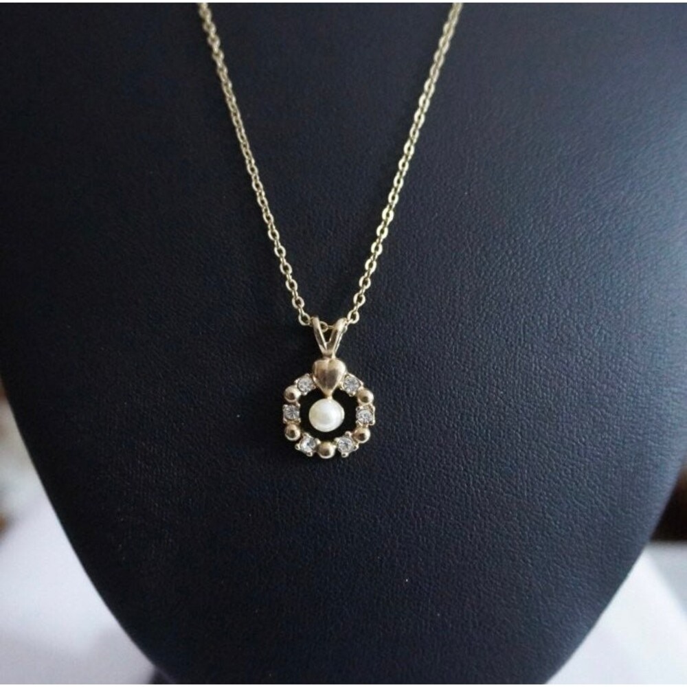 VTG Round Rhinestone Pendant Necklace with Center Pearl